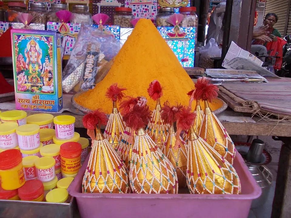 A street shop in Pune with heaps of turmeric and spices on display